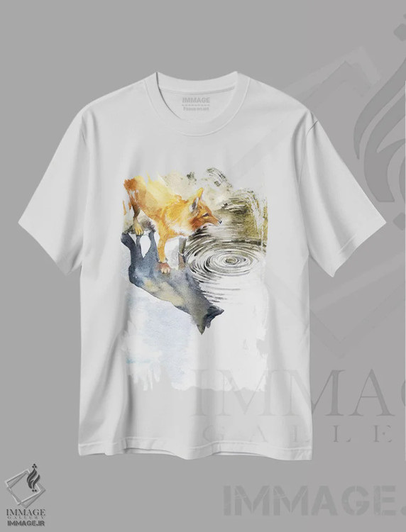 تیشرت سفید طرح دار روباه کنار رودخانه، دکور کلبه و لژ اثر مارینا ایگناتووا | immage.ir