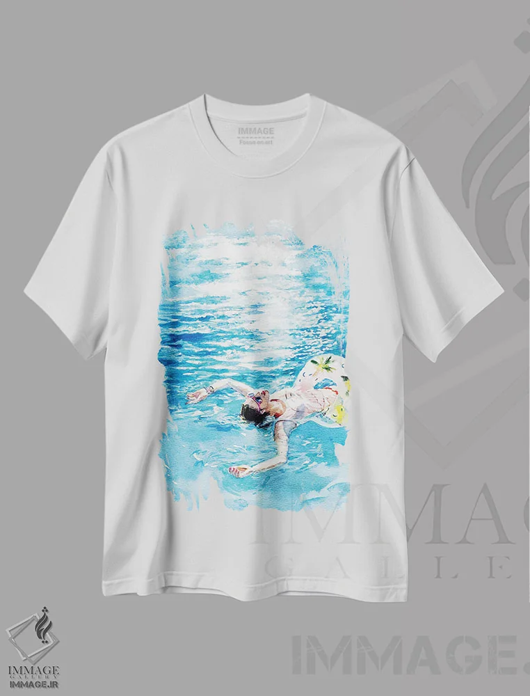 تیشرت سفید طرح دار روی آب، دکور ساحلی اثر مارینا ایگناتووا | immage.ir