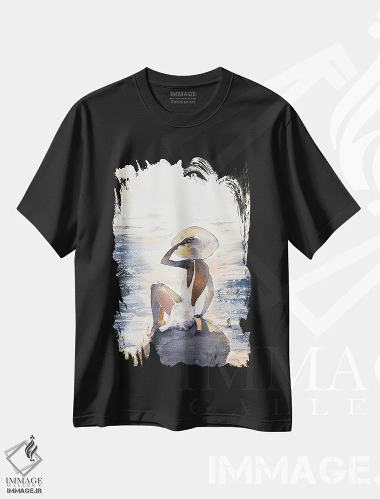 تیشرت مشکی طرح دار زن بر روی صخره، دکور ساحلی اثر مارینا ایگناتووا | فروشگاه ایماژ