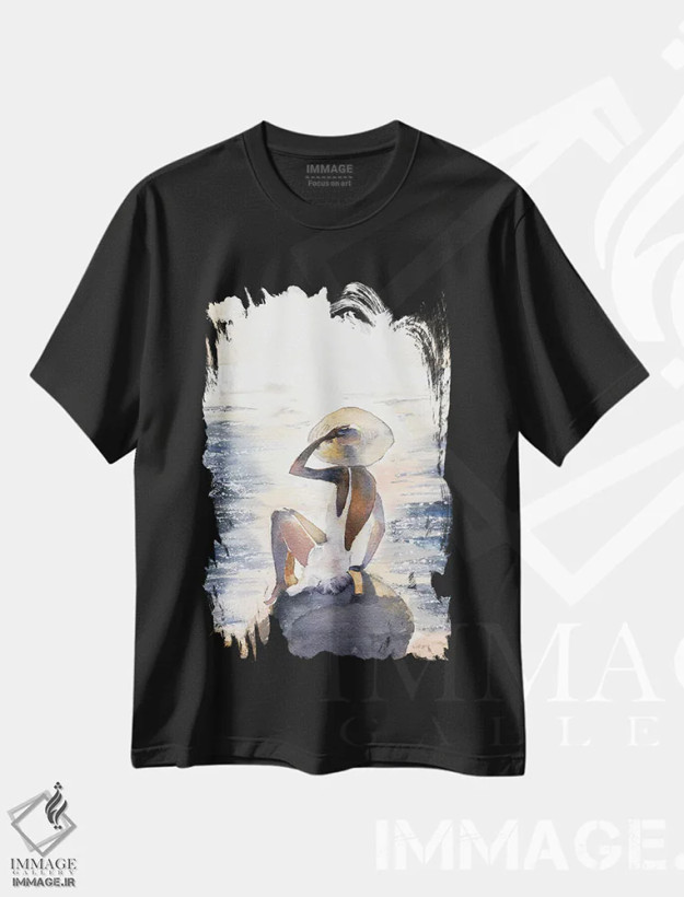 تیشرت مشکی طرح دار زن بر روی صخره، دکور ساحلی اثر مارینا ایگناتووا | فروشگاه ایماژ