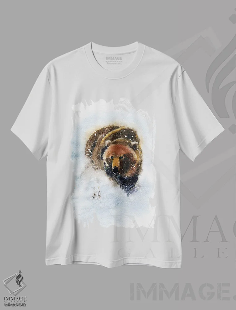 تیشرت سفید طرح دار خرس، دکور کلبه و لژ اثر مارینا ایگناتووا | فروشگاه ایماژ
