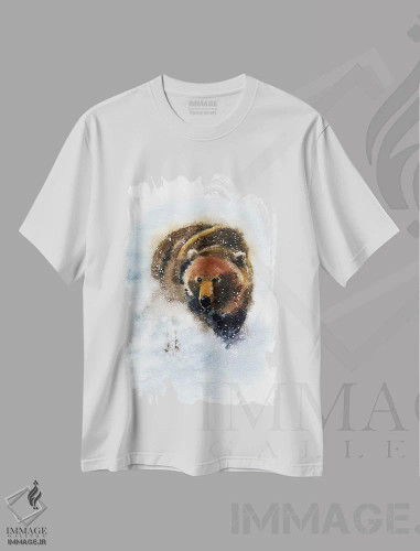 تیشرت سفید طرح دار خرس، دکور کلبه و لژ اثر مارینا ایگناتووا | فروشگاه ایماژ