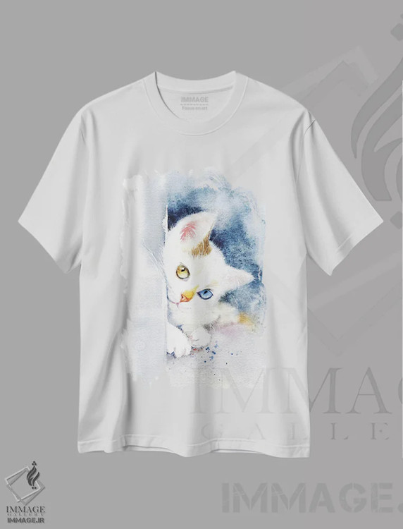 تیشرت سفید طرح دار بچه گربه با چشم های رنگارنگ، مدیوم اثر مارینا ایگناتووا | immage.ir