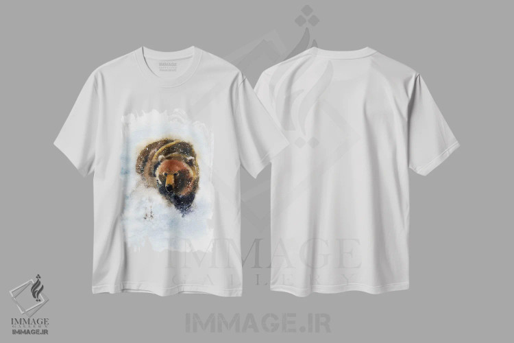 تیشرت سفید طرح دار خرس، دکور کلبه و لژ اثر مارینا ایگناتووا | فروشگاه ایماژ