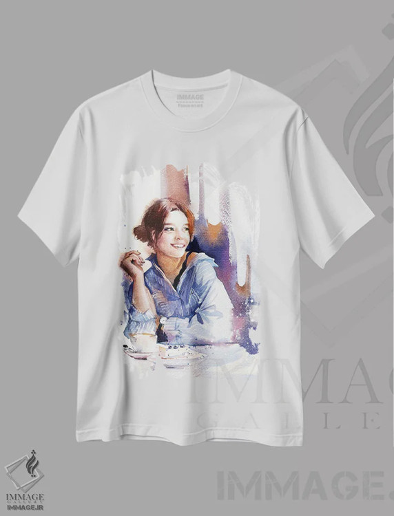 تیشرت سفید طرح دار دختر آبی پوش، دکور معاصر اثر مارینا ایگناتووا | فروشگاه ایماژ
