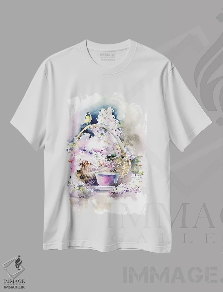 تیشرت سفید طرح دار سبد با یاس بنفش، دکور معاصر اثر مارینا ایگناتووا | فروشگاه ایماژ