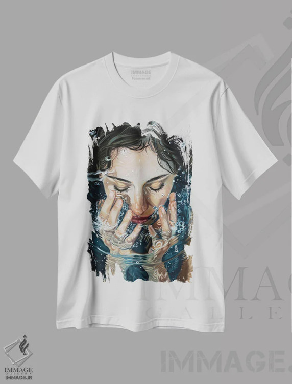 تیشرت سفید طرح دار دختری در آب، مدیوم اثر اینا مدودوا | immage.ir