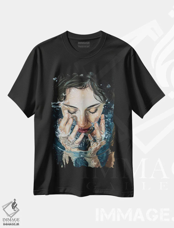 تیشرت مشکی طرح دار دختری در آب، مدیوم اثر اینا مدودوا | فروشگاه ایماژ