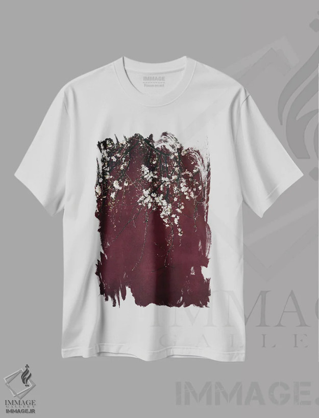 تیشرت سفید طرح دار شکوفه ها روی زمینه قرمز یاقوتی، دکور آسیایی اثر اینگرید بدوز | فروشگاه ایماژ