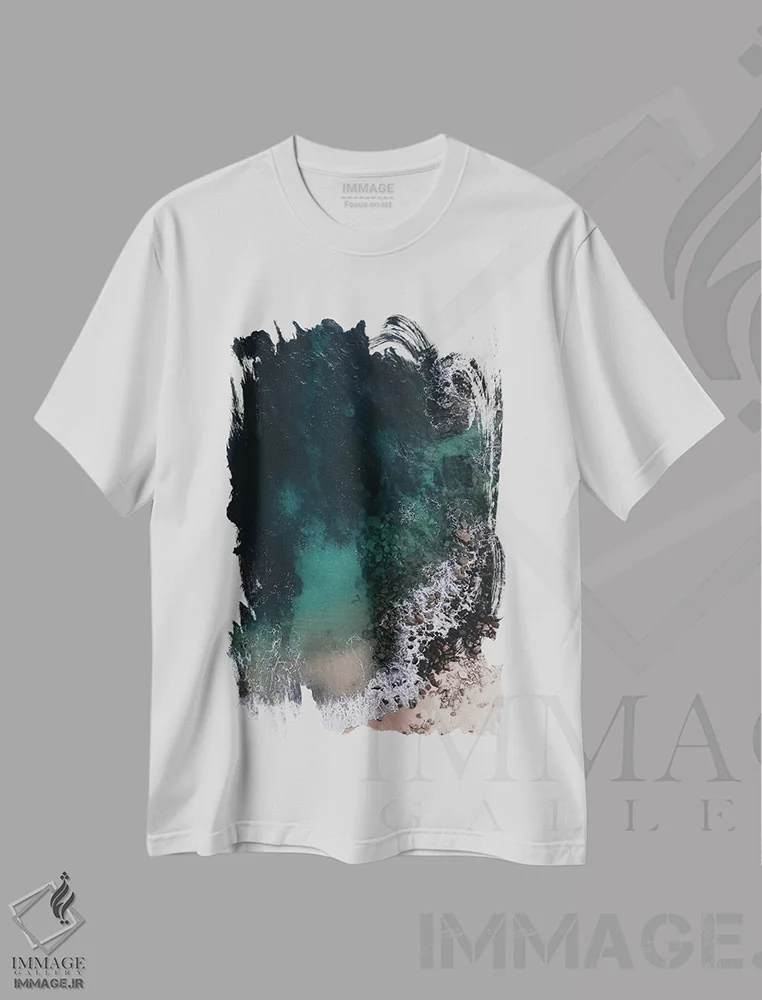 تیشرت سفید طرح دار اقیانوس سبز زمردی، دکور ساحلی اثر اینگرید بدوز | immage.ir