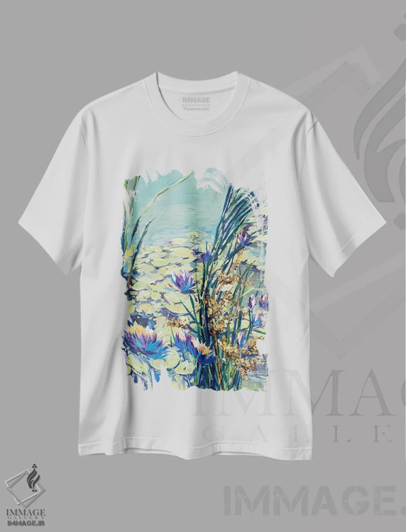 تیشرت سفید طرح دار نیلوفرهای آبی شکوفه دار، دکور معاصر اثر ایرینا رومیانسه وا | فروشگاه ایماژ