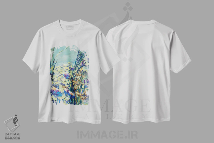 تیشرت سفید طرح دار نیلوفرهای آبی شکوفه دار، دکور معاصر اثر ایرینا رومیانسه وا | فروشگاه ایماژ