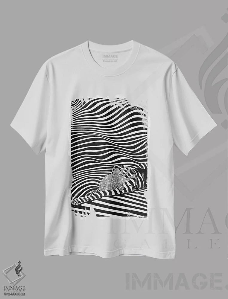 تیشرت سفید طرح دار آفتاب گرفتن هفت، دکور ساحلی اثر ابراهیم اونال | immage.ir