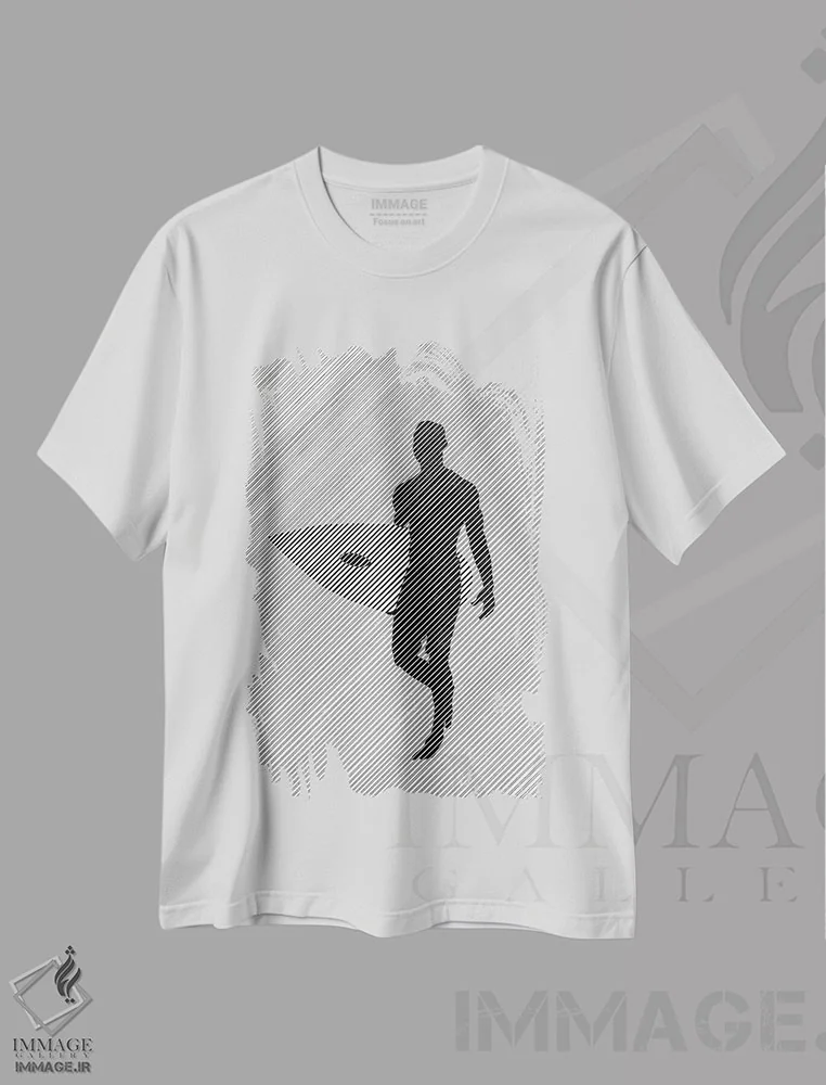 تیشرت سفید طرح دار هنگام رفتن به موج سواری، دکور ساحلی اثر ابراهیم اونال | immage.ir