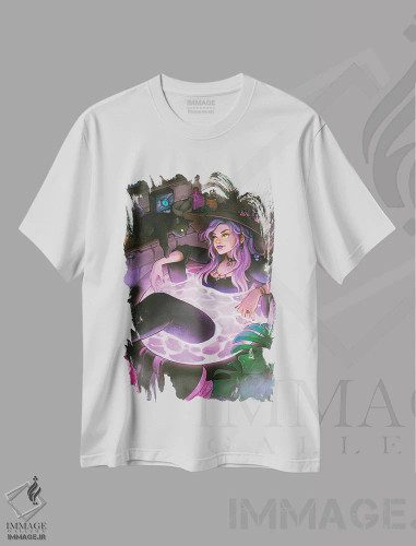 تیشرت سفید طرح دار دیگ جادویی مر، هنر دیجیتال اثر آیوی دولامور | فروشگاه ایماژ