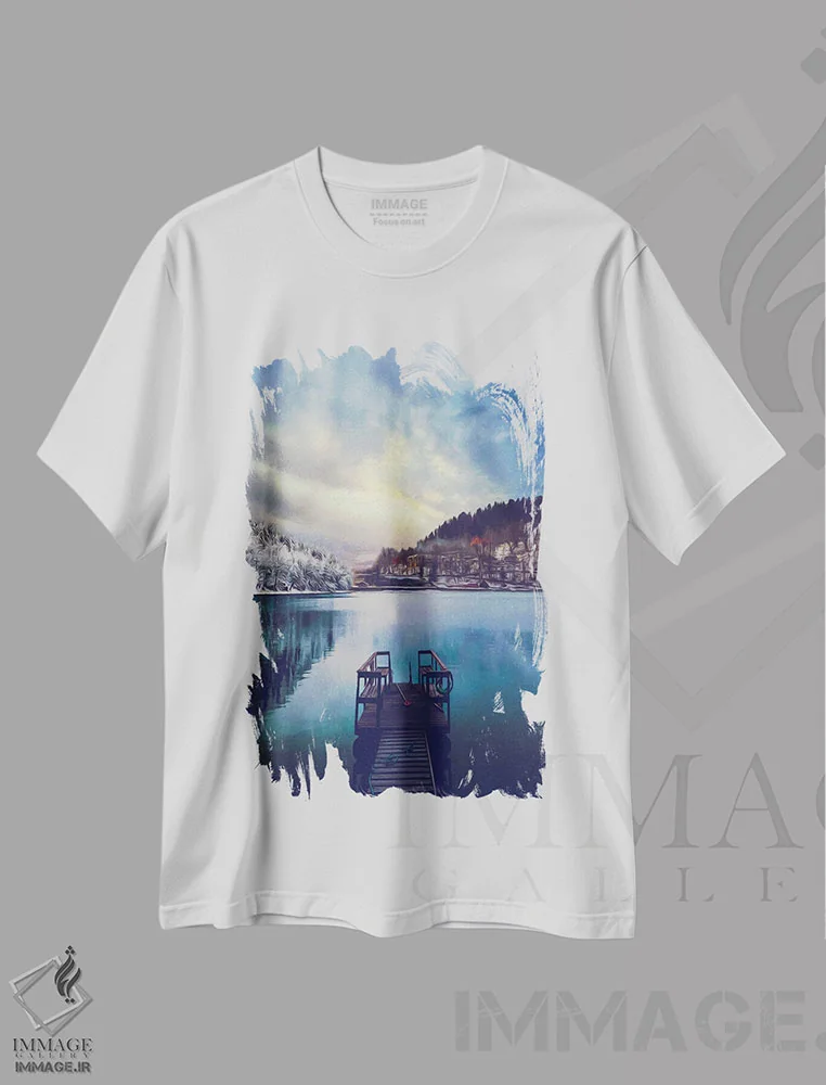 تیشرت سفید طرح دار اسکله کوچک دریاچه کوهستانی، هنر دیجیتال اثر ایوجنیا بیدیوک | فروشگاه ایماژ