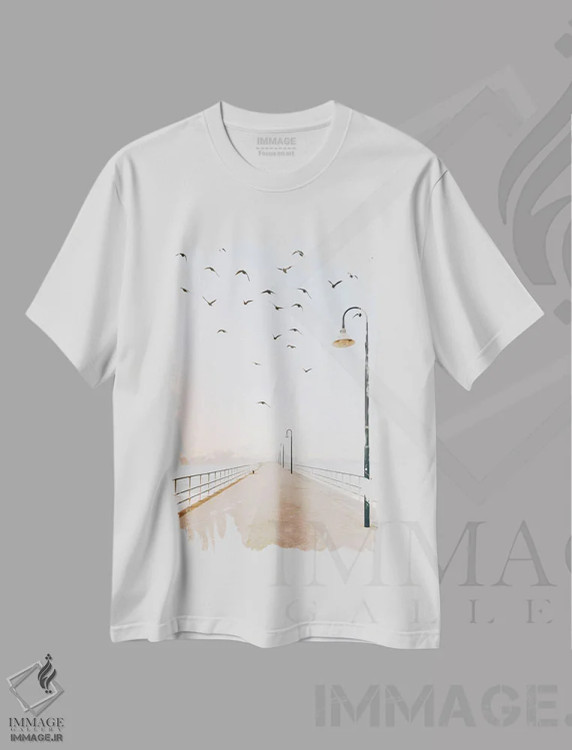 تیشرت سفید طرح دار پرندگان بر فراز اسکله با فانوس ها، هنر دیجیتال اثر ایوجنیا بیدیوک | فروشگاه ایماژ