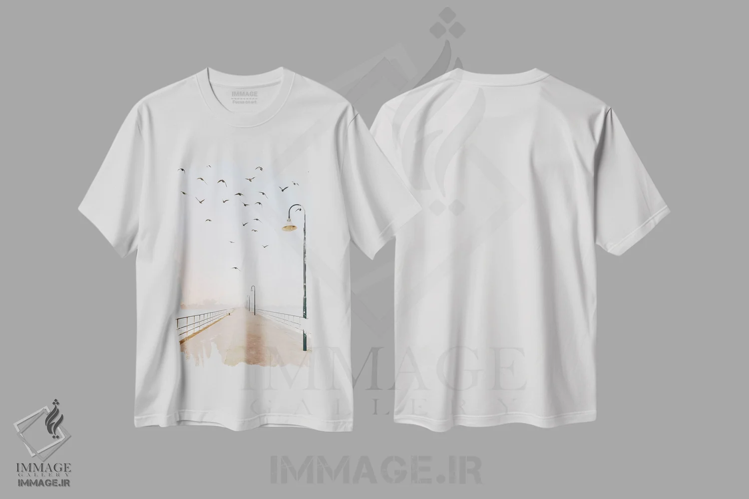 تیشرت سفید طرح دار پرندگان بر فراز اسکله با فانوس ها، هنر دیجیتال اثر ایوجنیا بیدیوک | فروشگاه ایماژ