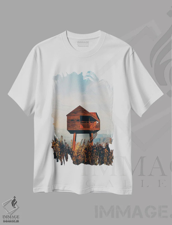 تیشرت سفید طرح دار خانهٔ چوبی در دشت بر پس زمینهٔ کوه ها، هنر دیجیتال اثر ایوجنیا بیدیوک | immage.ir