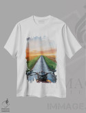 تیشرت سفید طرح دار نمای غروب از زاویه راننده موتورسیکلت، مدیوم اثر ایوجنیا بیدیوک | immage.ir