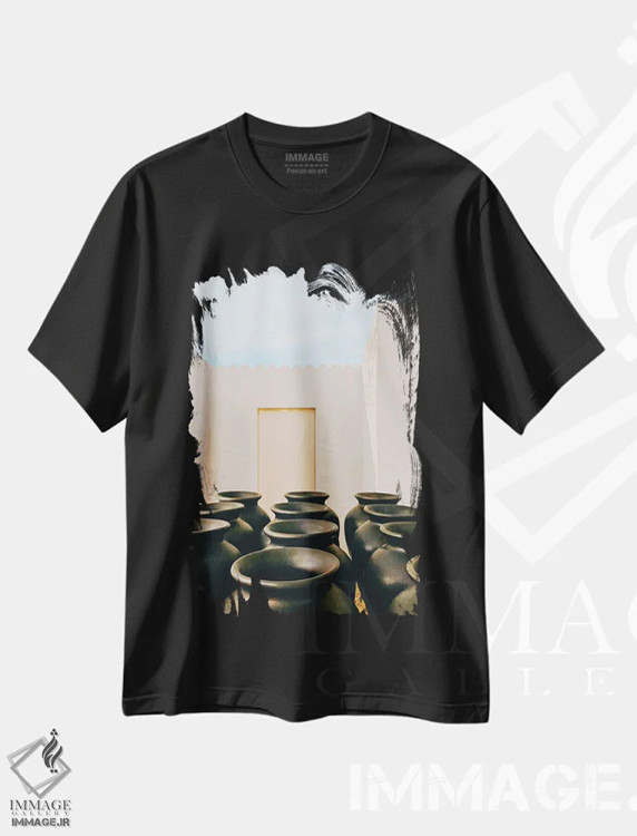 تیشرت مشکی طرح دار کوزه های روغن در فضای باز بیرون از خانه، مدیوم اثر ایوجنیا بیدیوک | فروشگاه ایماژ