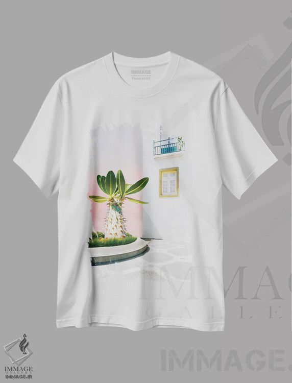 تیشرت سفید طرح دار کاکتوس بزرگ بیرون یک خانه قدیمی، مدیوم اثر ایوجنیا بیدیوک | فروشگاه ایماژ
