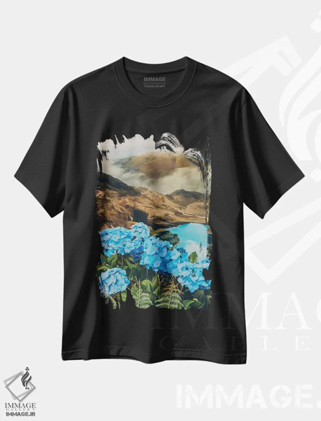 تیشرت مشکی طرح دار هورتانسیا آبی در کوهستان با چشم انداز دریاچه، مدیوم اثر ایوجنیا بیدیوک | فروشگاه ایماژ