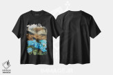 تیشرت مشکی طرح دار هورتانسیا آبی در کوهستان با چشم انداز دریاچه، مدیوم اثر ایوجنیا بیدیوک | فروشگاه ایماژ