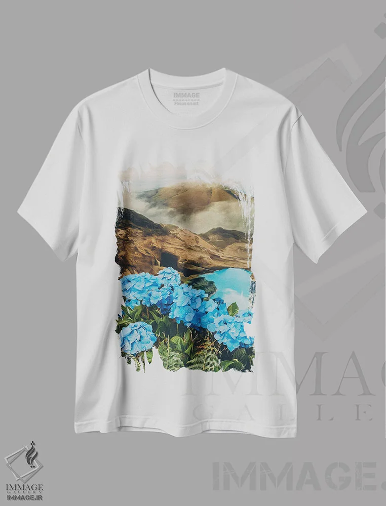 تیشرت سفید طرح دار هورتانسیا آبی در کوهستان با چشم انداز دریاچه، مدیوم اثر ایوجنیا بیدیوک | immage.ir