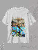 تیشرت سفید طرح دار هورتانسیا آبی در کوهستان با چشم انداز دریاچه، مدیوم اثر ایوجنیا بیدیوک | immage.ir