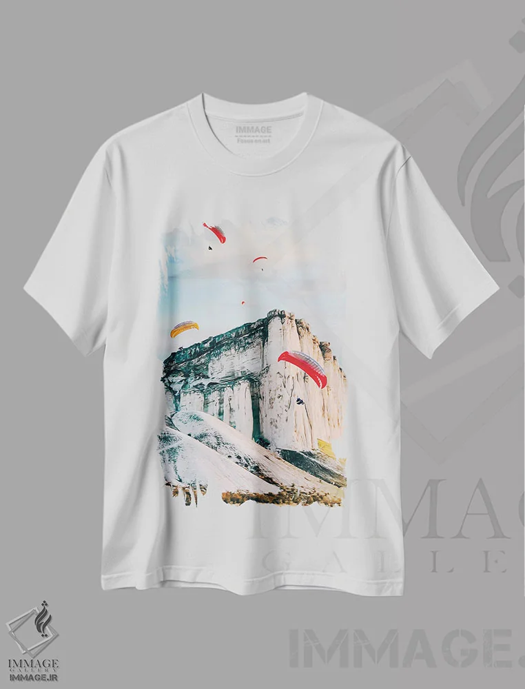 تیشرت سفید طرح دار هواپیماها در حال پرواز بر فراز کوه ها، مدیوم اثر ایوجنیا بیدیوک | فروشگاه ایماژ