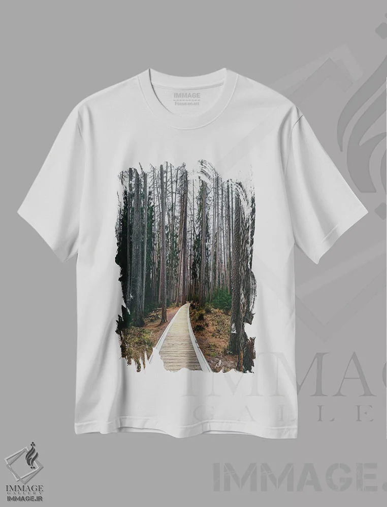تیشرت سفید طرح دار مسیر چوبی در جنگل کاج، مدیوم اثر ایوجنیا بیدیوک | فروشگاه ایماژ