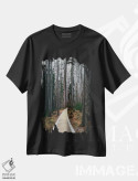 تیشرت مشکی طرح دار مسیر چوبی در جنگل کاج، مدیوم اثر ایوجنیا بیدیوک | immage.ir