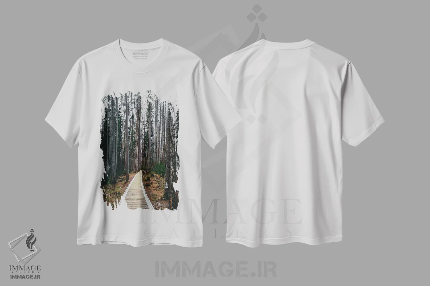 تیشرت سفید طرح دار مسیر چوبی در جنگل کاج، مدیوم اثر ایوجنیا بیدیوک | فروشگاه ایماژ