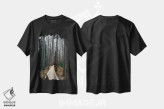 تیشرت مشکی طرح دار مسیر چوبی در جنگل کاج، مدیوم اثر ایوجنیا بیدیوک | immage.ir