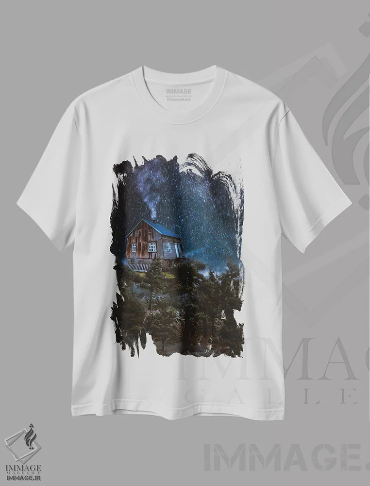 تیشرت سفید طرح دار شب زمستانی با خانه ای روی تپه ای جنگلی، دکور کلبه و لژ اثر ایوجنیا بیدیوک | immage.ir