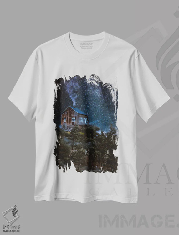 تیشرت سفید طرح دار شب زمستانی با خانه ای روی تپه ای جنگلی، دکور کلبه و لژ اثر ایوجنیا بیدیوک | immage.ir
