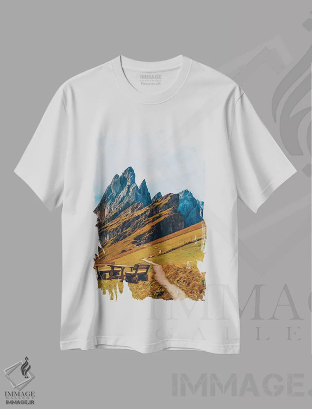 تیشرت سفید طرح دار میز و صندلی چوبی در کوهستان، مدیوم اثر ایوجنیا بیدیوک | فروشگاه ایماژ