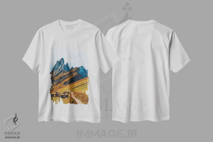 تیشرت سفید طرح دار میز و صندلی چوبی در کوهستان، مدیوم اثر ایوجنیا بیدیوک | فروشگاه ایماژ