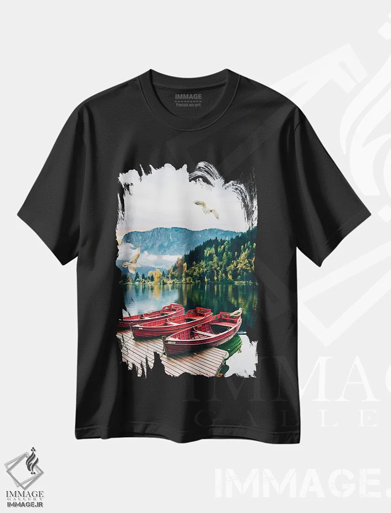 تیشرت مشکی طرح دار قایق چوبی در اسکله با پس زمینه دریاچه بکر، دکور کلبه و لژ اثر ایوجنیا بیدیوک | immage.ir