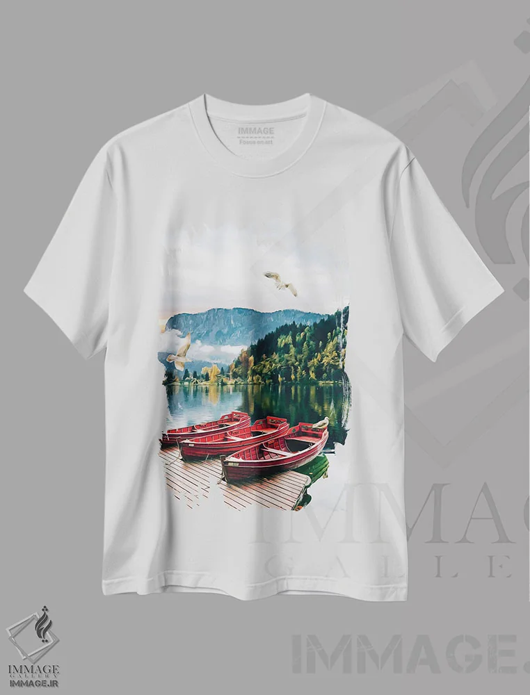 تیشرت سفید طرح دار قایق چوبی در اسکله با پس زمینه دریاچه بکر، دکور کلبه و لژ اثر ایوجنیا بیدیوک | فروشگاه ایماژ