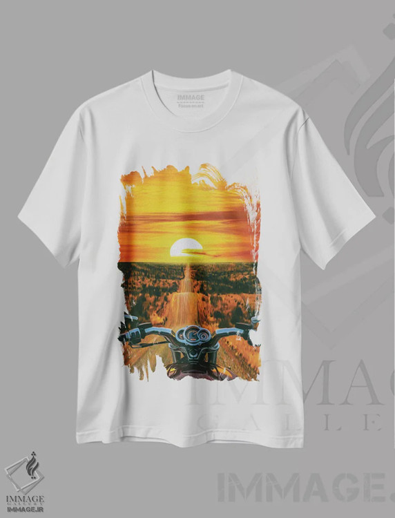 تیشرت سفید طرح دار نمای غروب تگزاس از دید موتورسوار، مدیوم اثر ایوجنیا بیدیوک | immage.ir