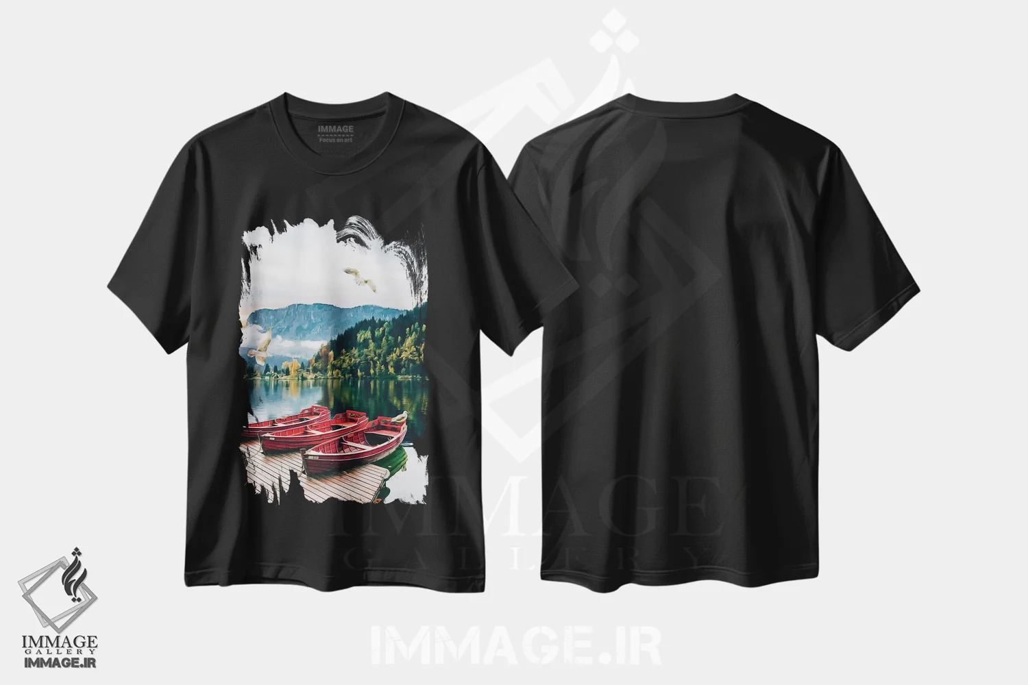 تیشرت مشکی طرح دار قایق چوبی در اسکله با پس زمینه دریاچه بکر، دکور کلبه و لژ اثر ایوجنیا بیدیوک | immage.ir