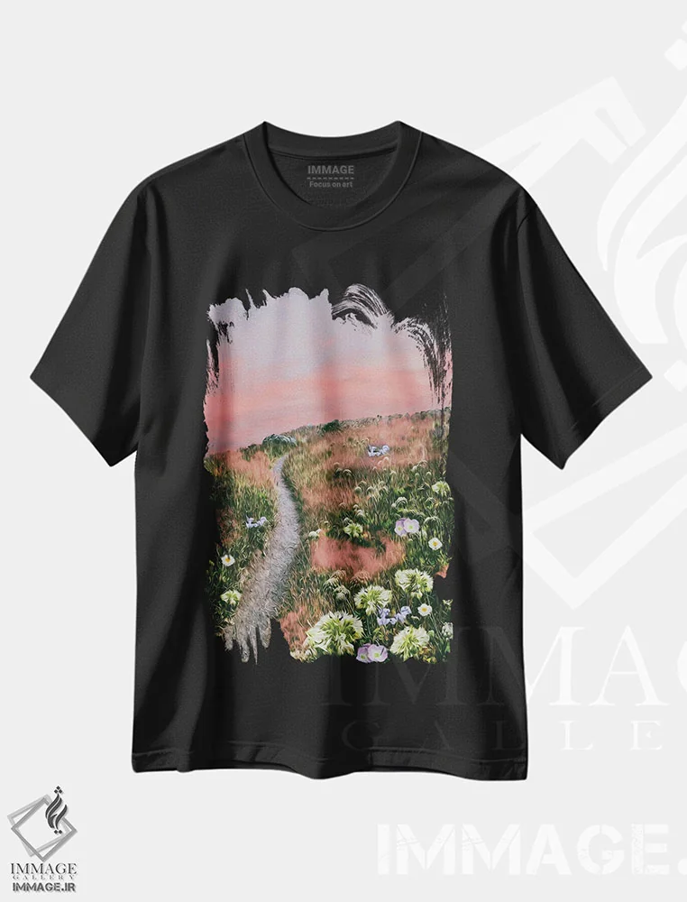 تیشرت مشکی طرح دار ابرهای صورتی در میان علف های چمنزار کوهستانی، مدیوم اثر ایوجنیا بیدیوک | فروشگاه ایماژ