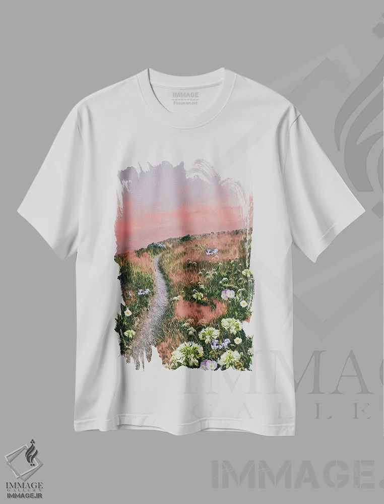 تیشرت سفید طرح دار ابرهای صورتی در میان علف های چمنزار کوهستانی، مدیوم اثر ایوجنیا بیدیوک | immage.ir