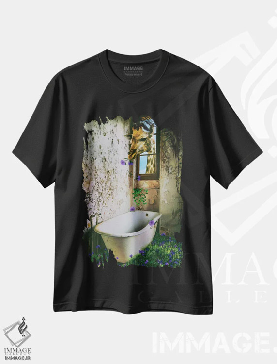 تیشرت مشکی طرح دار زرافه ای که در خانه متروکه گل می خورد، تزئینی اثر ایوجنیا بیدیوک | فروشگاه ایماژ