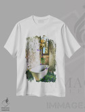 تیشرت سفید طرح دار زرافه ای که در خانه متروکه گل می خورد، تزئینی اثر ایوجنیا بیدیوک | immage.ir