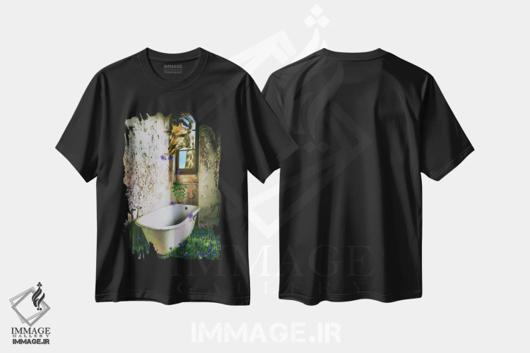 تیشرت مشکی طرح دار زرافه ای که در خانه متروکه گل می خورد، تزئینی اثر ایوجنیا بیدیوک | فروشگاه ایماژ