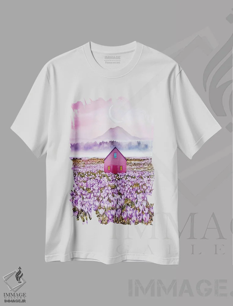 تیشرت سفید طرح دار خانه صورتی در میان گل های شکوفه زده کروکوس، باربیکور اثر ایوجنیا بیدیوک | فروشگاه ایماژ