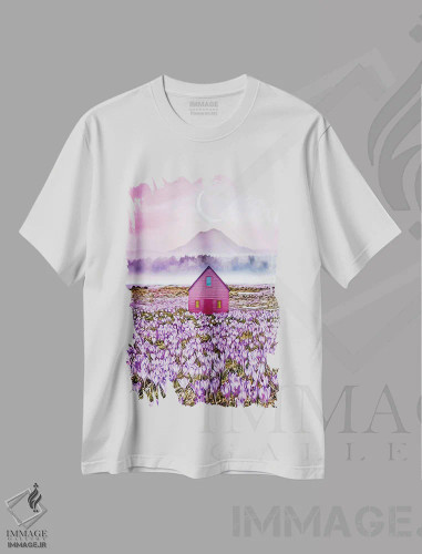 تیشرت سفید طرح دار خانه صورتی در میان گل های شکوفه زده کروکوس، باربیکور اثر ایوجنیا بیدیوک | فروشگاه ایماژ